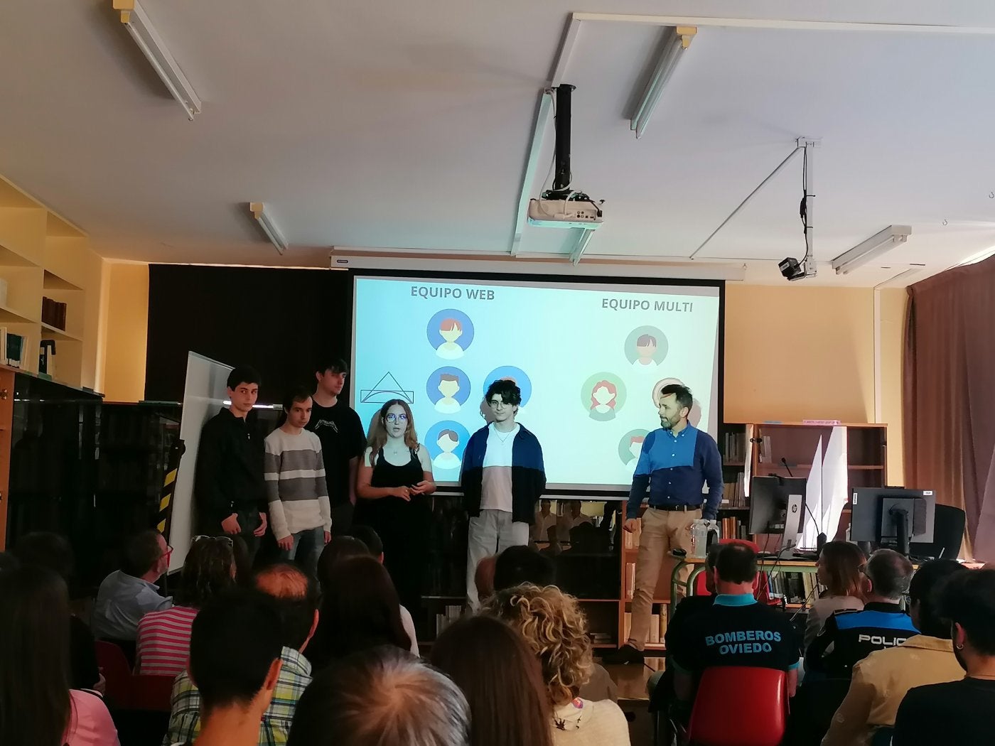 Varios alumnos presentan el proyecto.