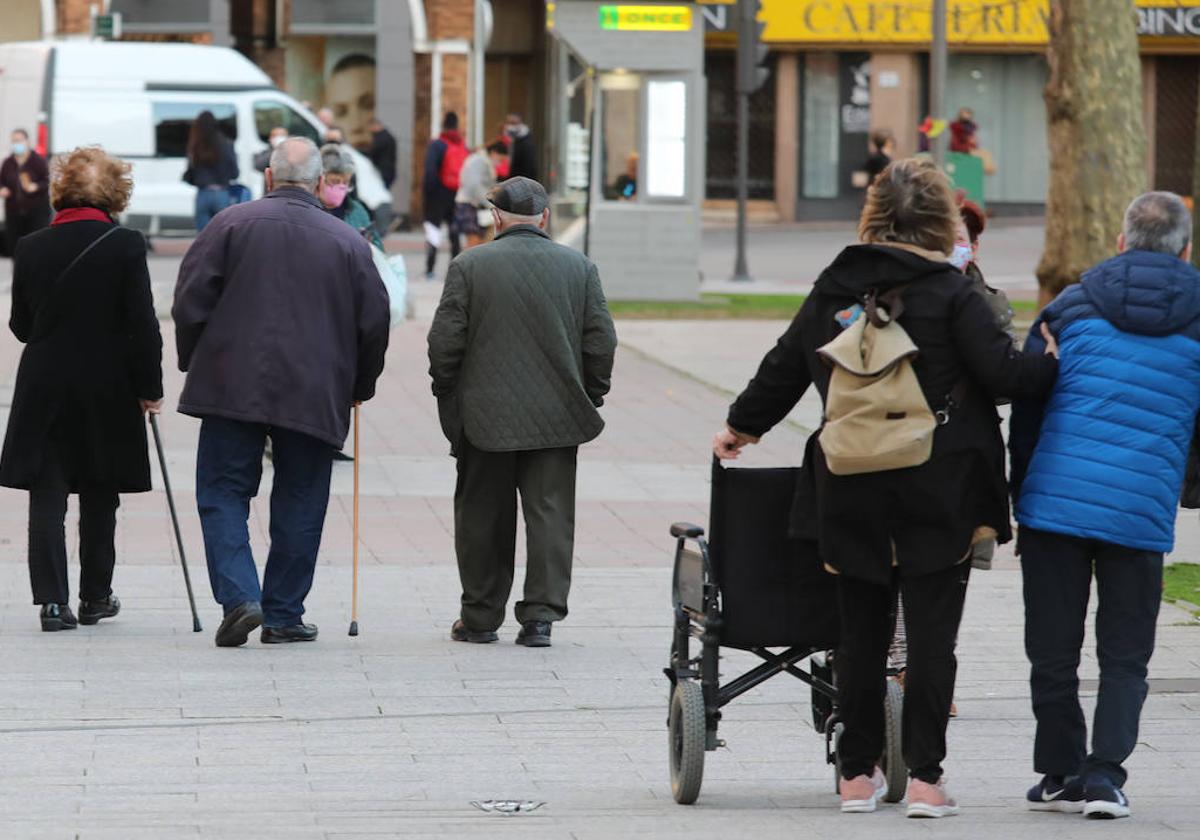 Gente por la calle en Avilés.