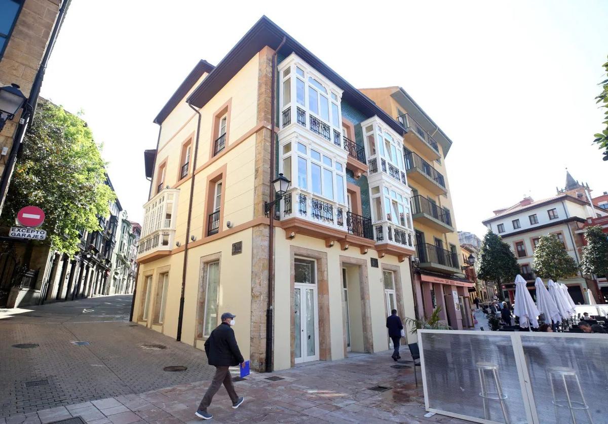 Edificio de pisos turísticos en la Plaza del Riego, en Oviedo.