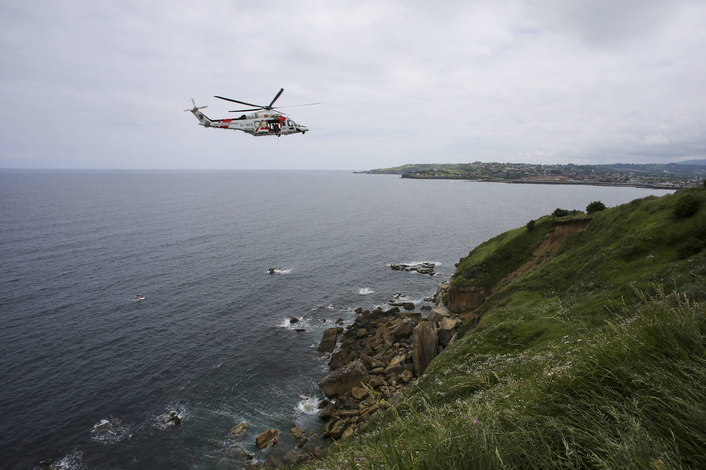 El intenso trabajo de los equipos de rescate en Gijón