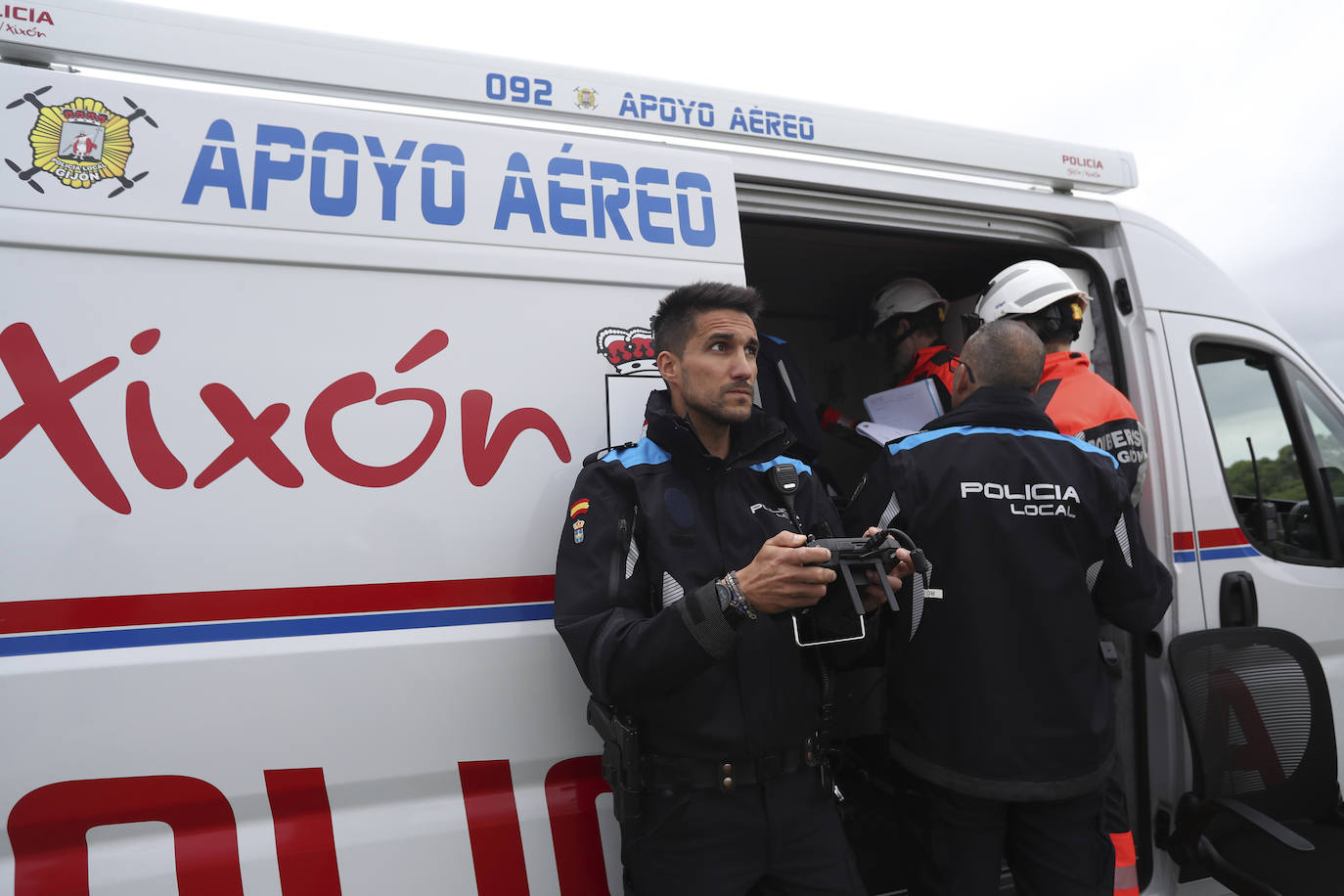 El intenso trabajo de los equipos de rescate en Gijón