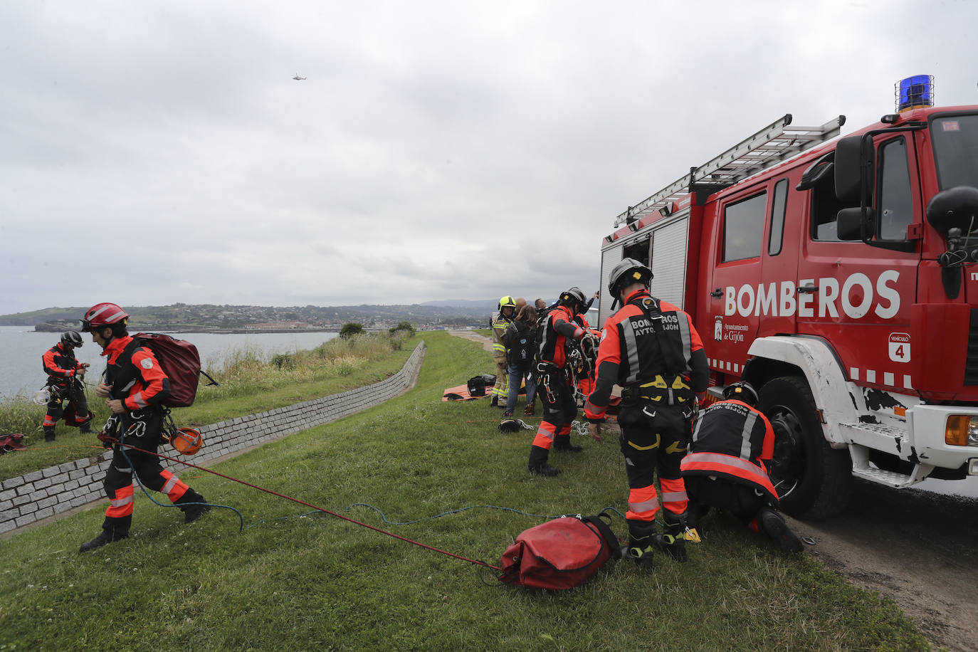 El intenso trabajo de los equipos de rescate en Gijón