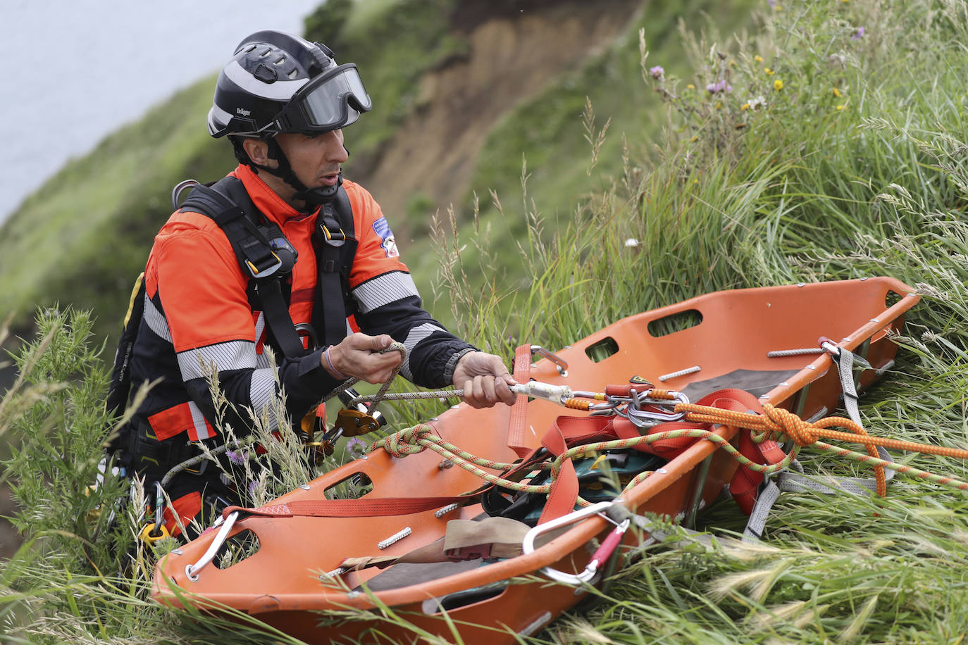 El intenso trabajo de los equipos de rescate en Gijón