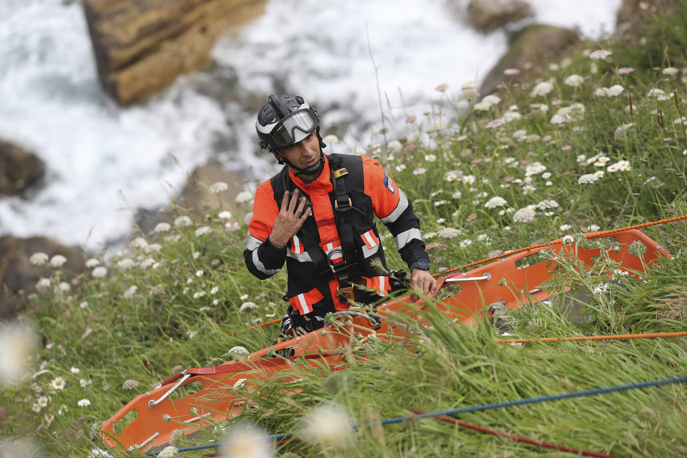 El intenso trabajo de los equipos de rescate en Gijón