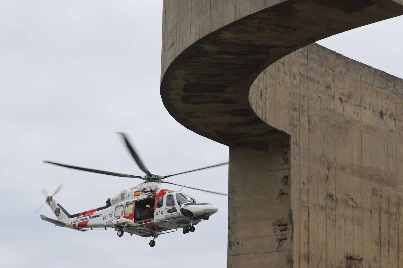 El intenso trabajo de los equipos de rescate en Gijón