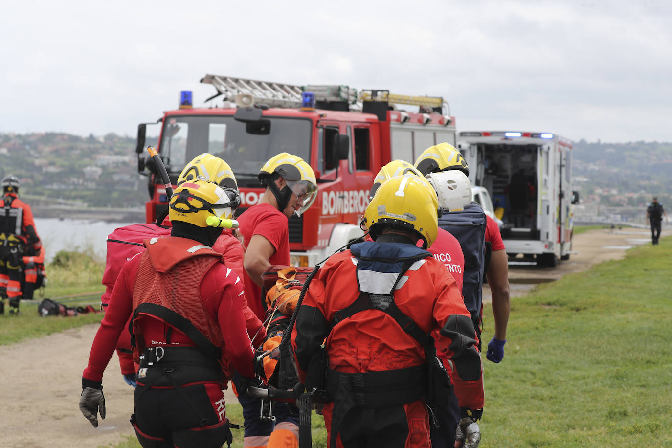 El intenso trabajo de los equipos de rescate en Gijón