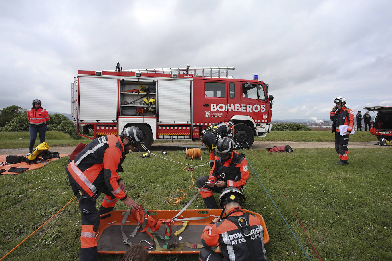 El intenso trabajo de los equipos de rescate en Gijón