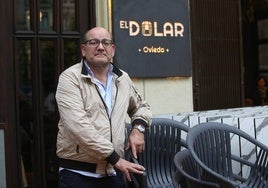 Roberto González, a la entrada del nuevo restaurante El Dólar.