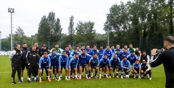 La plantilla del Real Oviedo y el cuerpo técnico posaron unidos durante el entrenamiento de la víspera, horas antes de partir para Barcelona.