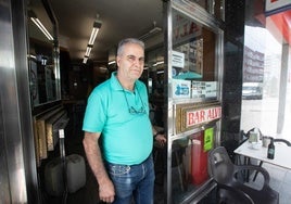 A la puerta del local que regenta desde que cerró el Robles.