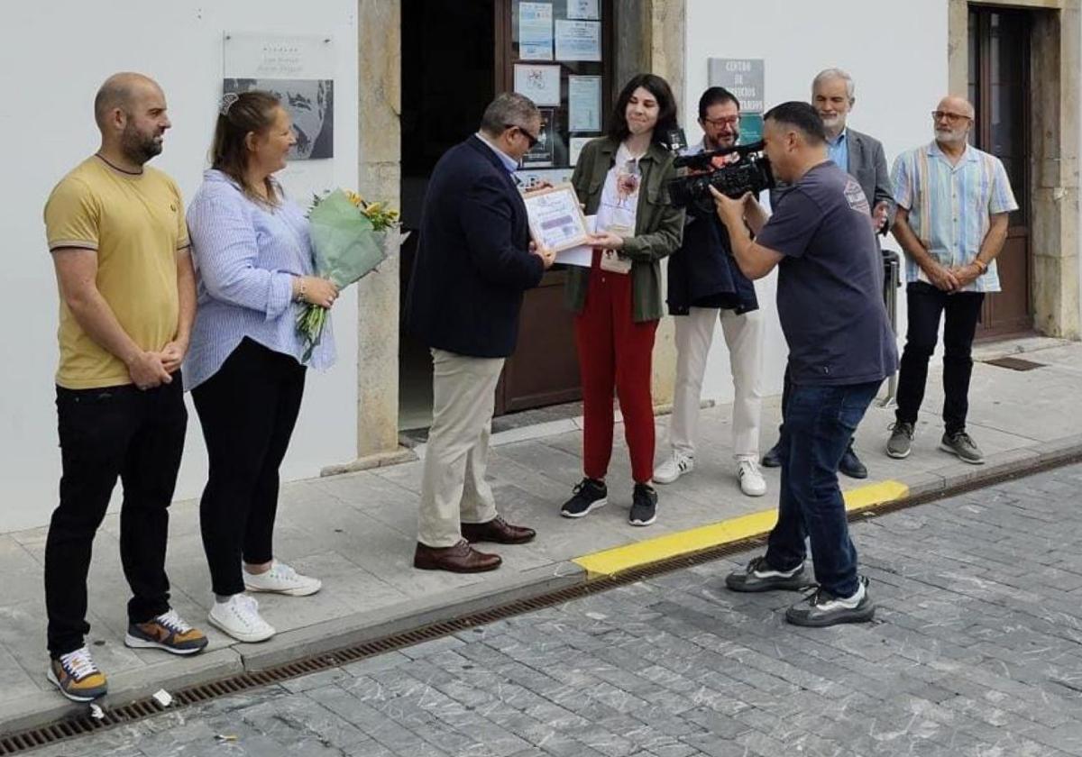 El alcalde de Muros de Nalón, Celestino Novo, recibe el distintivo.