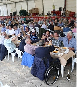 Los comensales durante la 'fabadona'.