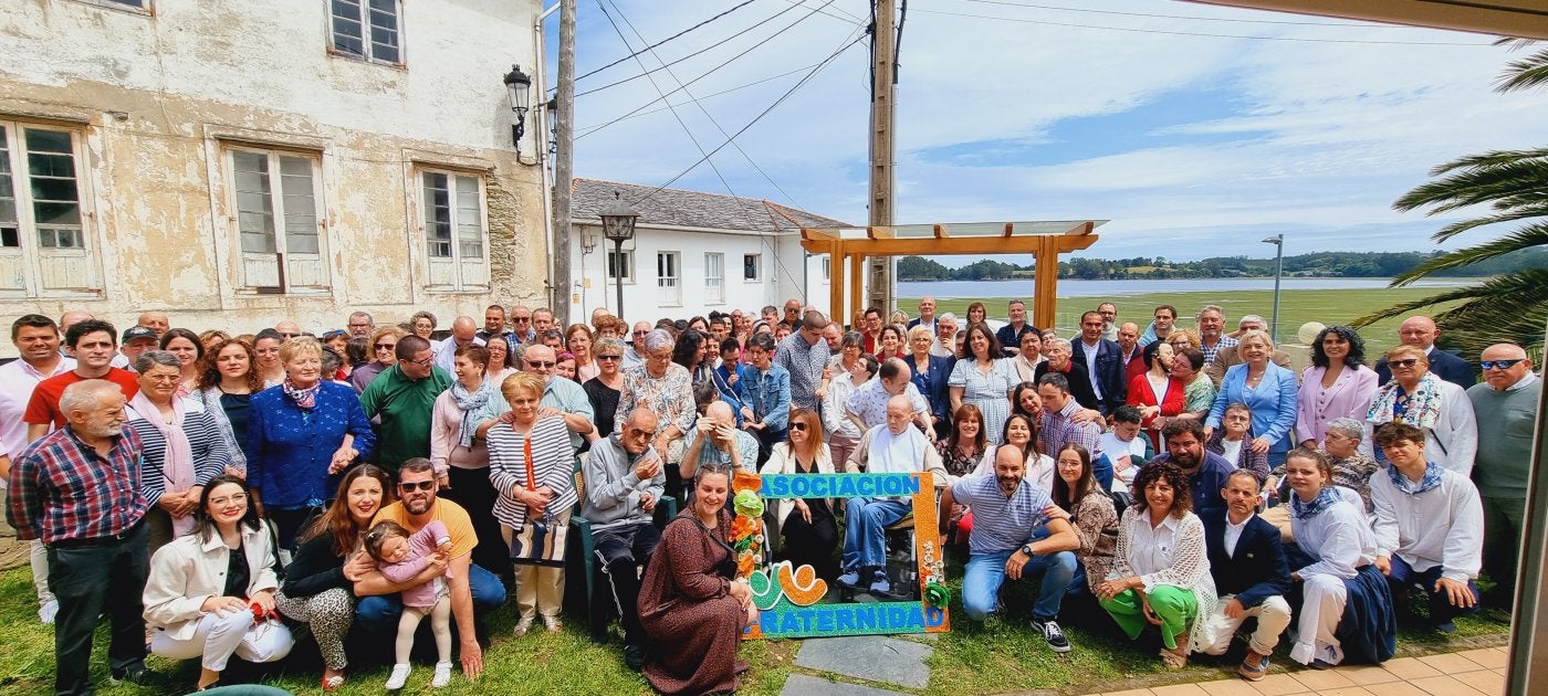 Foto de familia de todos los asistentes a la asamblea.