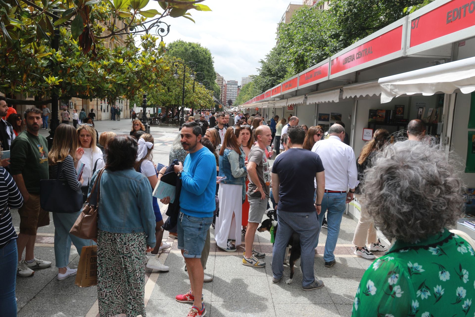 Las imágenes que deja la Feria del Libro en Gijón este sábado