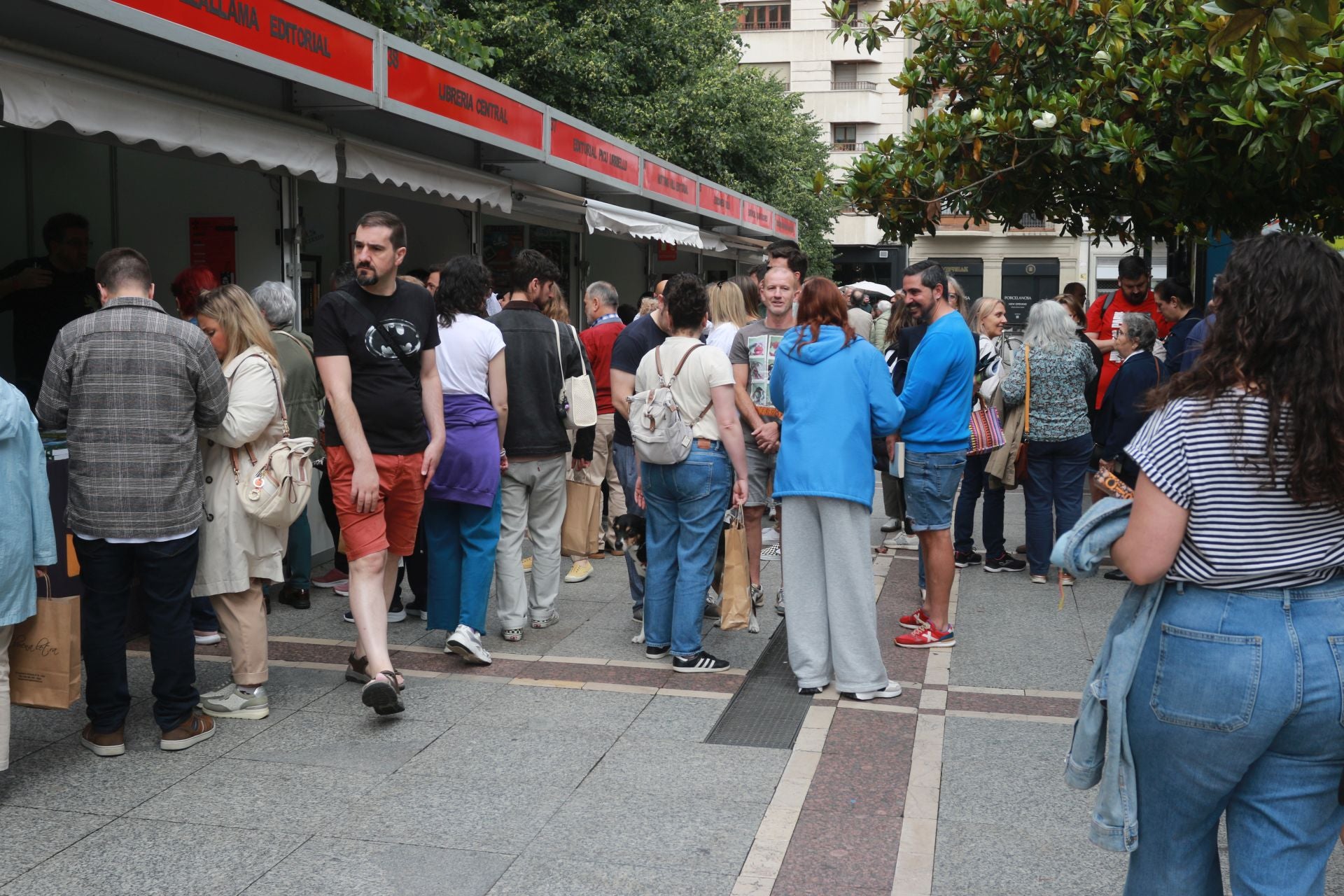 Las imágenes que deja la Feria del Libro en Gijón este sábado