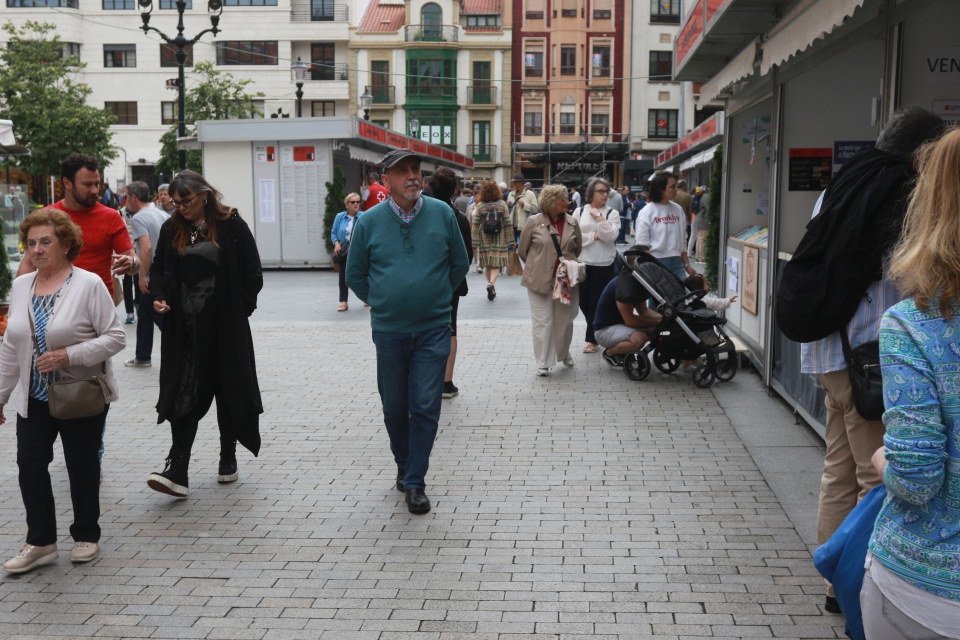 Las imágenes que deja la Feria del Libro en Gijón este sábado