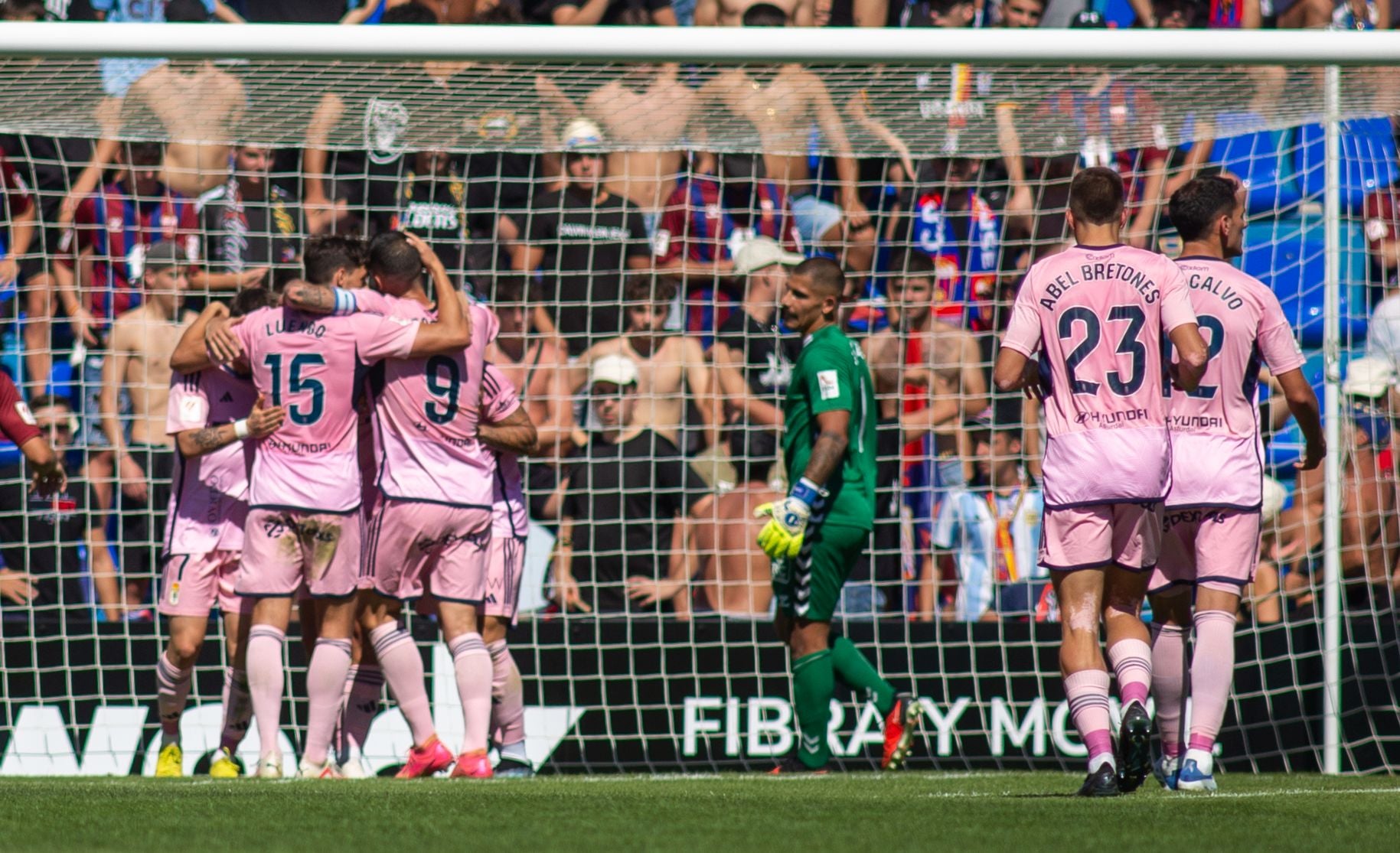 Los jugadores del Oviedo celebran uno de los tres goles que marcaron ante el Eldense en el que fue su primer triunfo de la temporada.