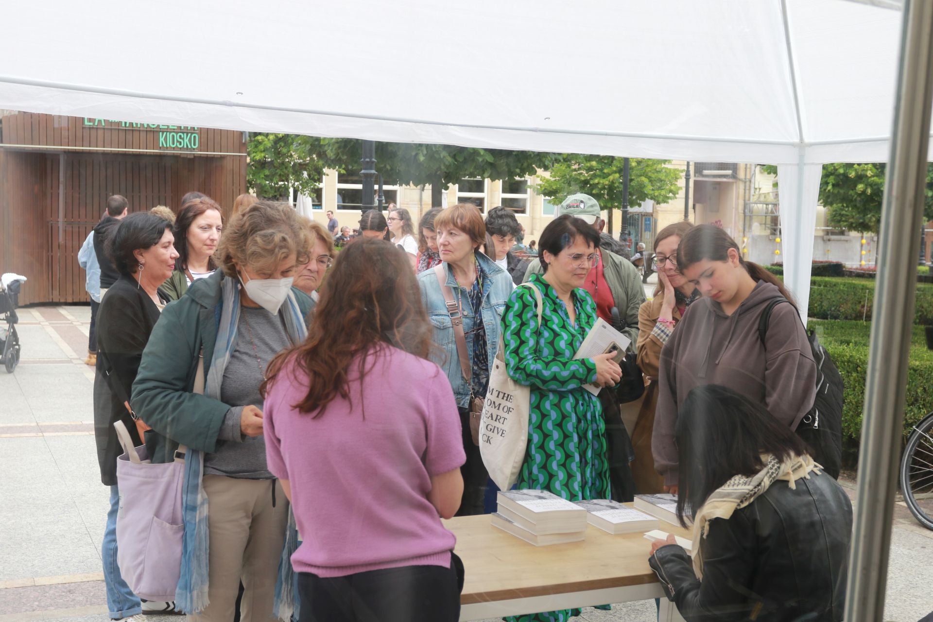 Las imágenes que deja la Feria del Libro en Gijón este sábado