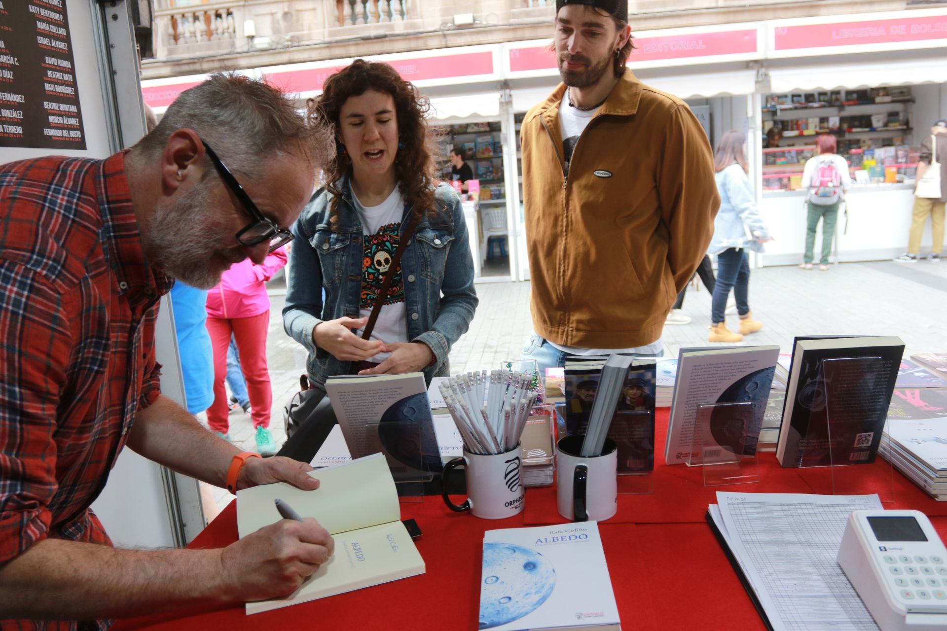 Las imágenes que deja la Feria del Libro en Gijón este sábado