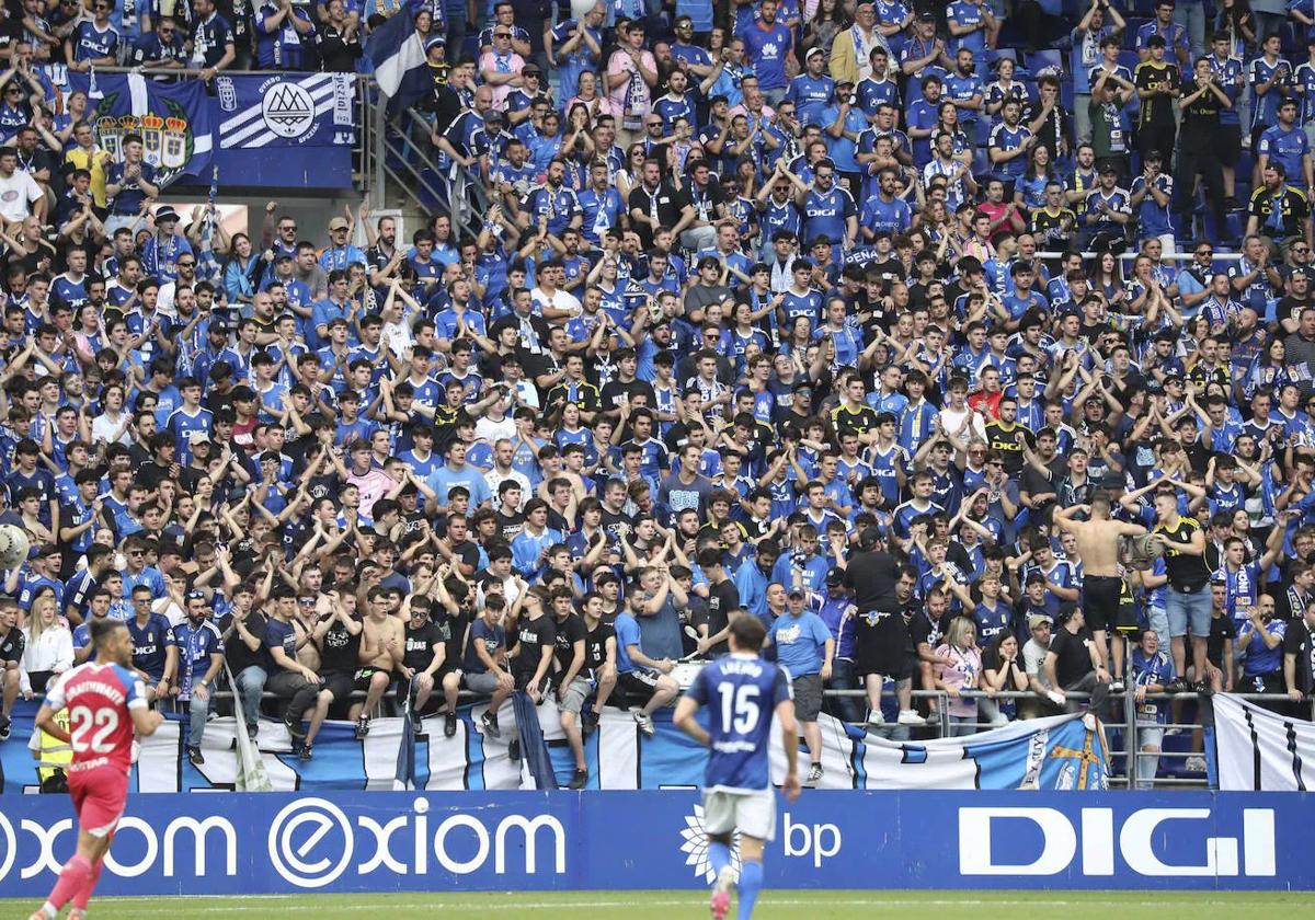 La afición del Real Oviedo, en el Carlos Tartiere, durante el partido frente al Espanyol.