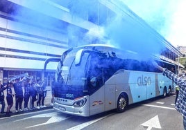 El Real Oviedo puso rumbo a Barcelona con la inyección de apoyo de su afición presente en las afueras del Tartiere.