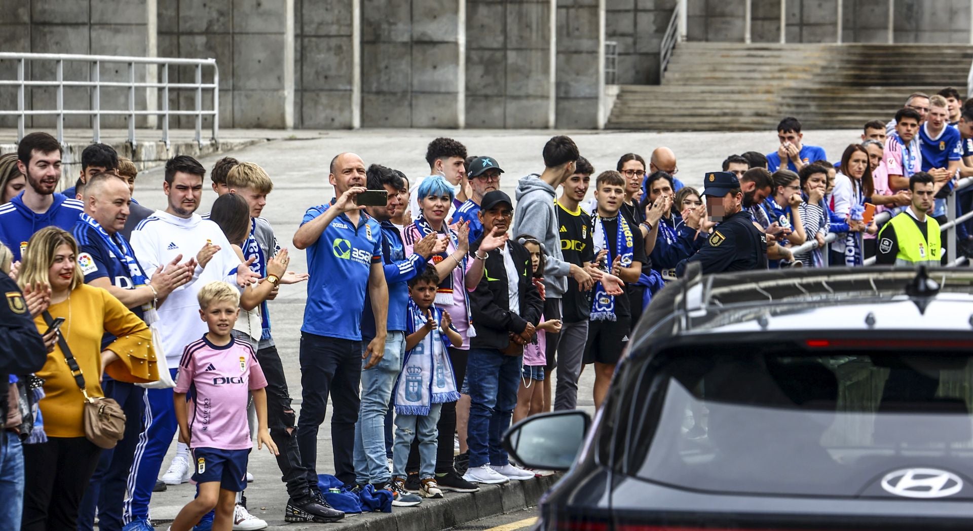 El oviedismo se echa a la calle para despedir a sus jugadores