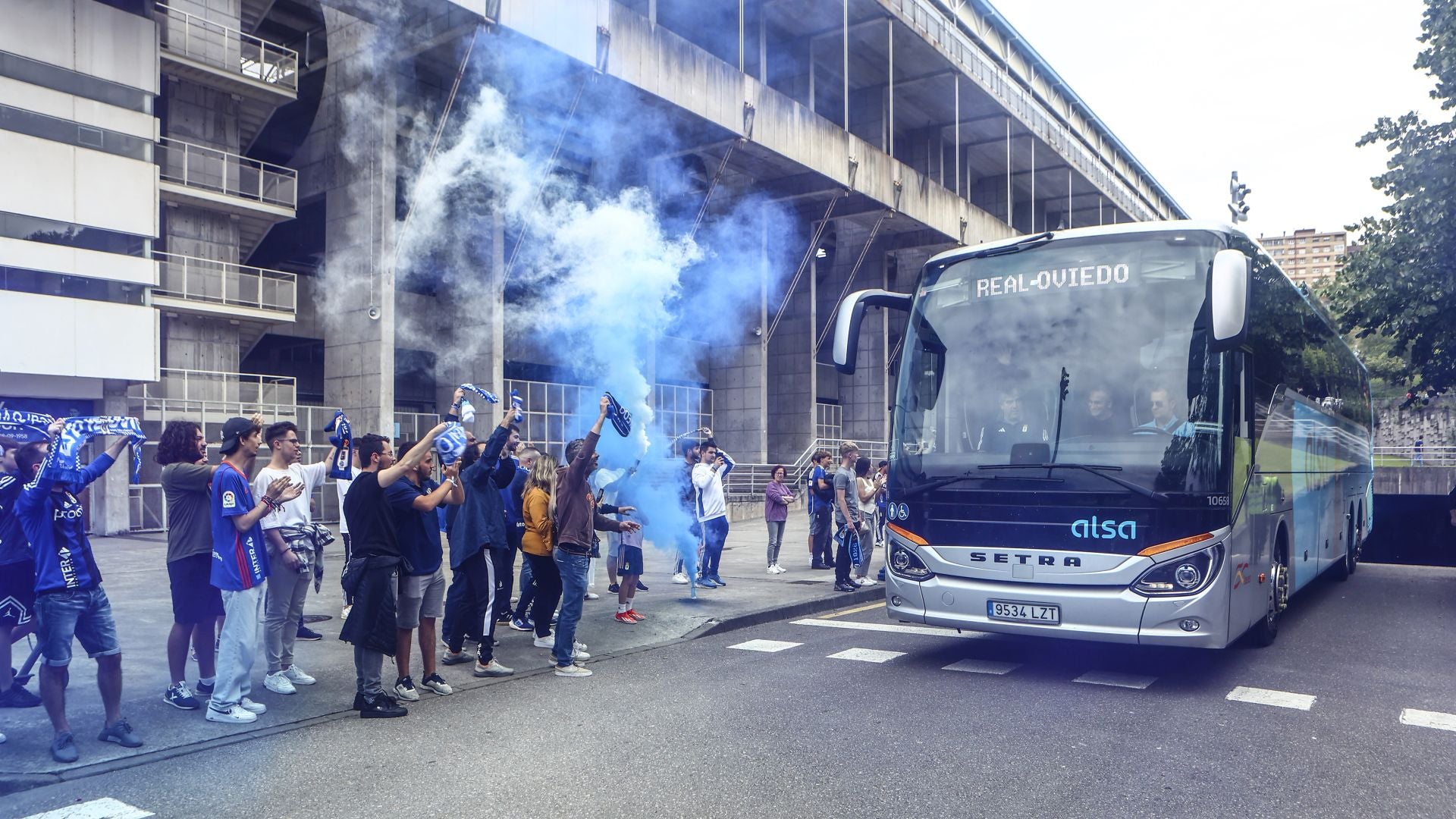 El oviedismo se echa a la calle para despedir a sus jugadores