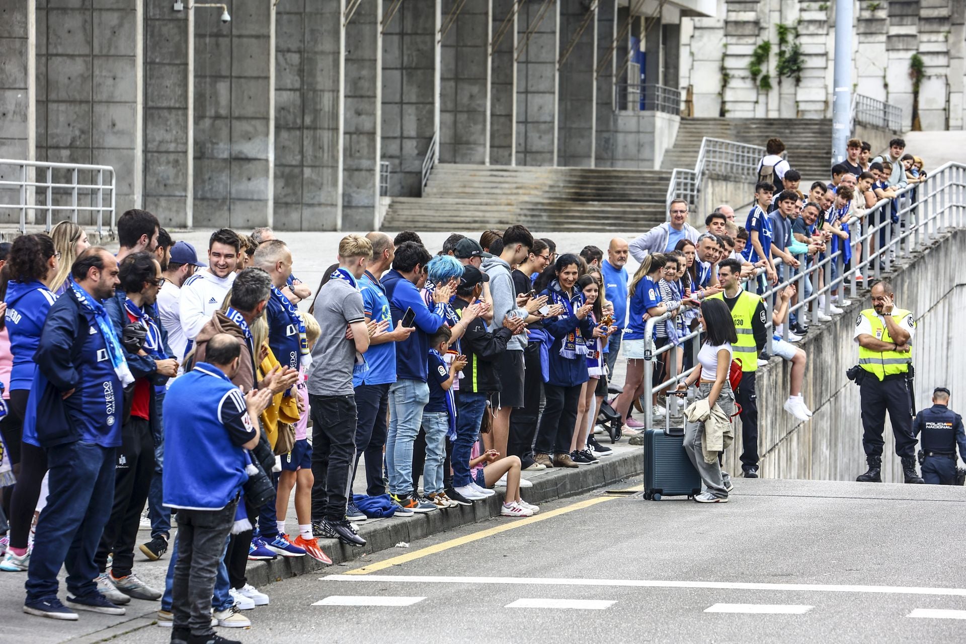 El oviedismo se echa a la calle para despedir a sus jugadores