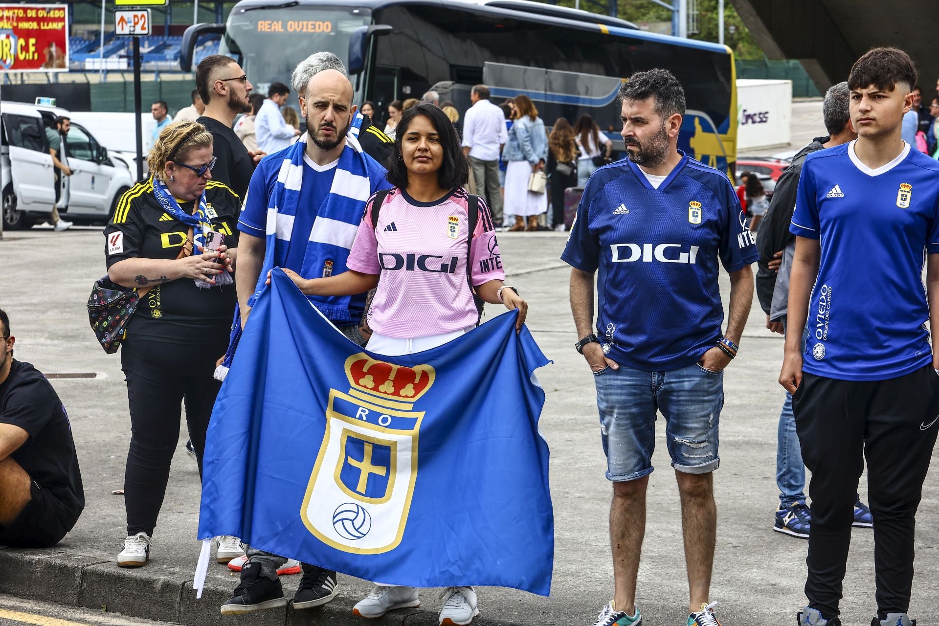 El oviedismo se echa a la calle para despedir a sus jugadores