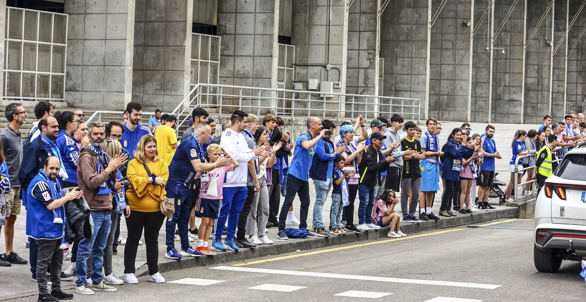 El oviedismo se echa a la calle para despedir a sus jugadores