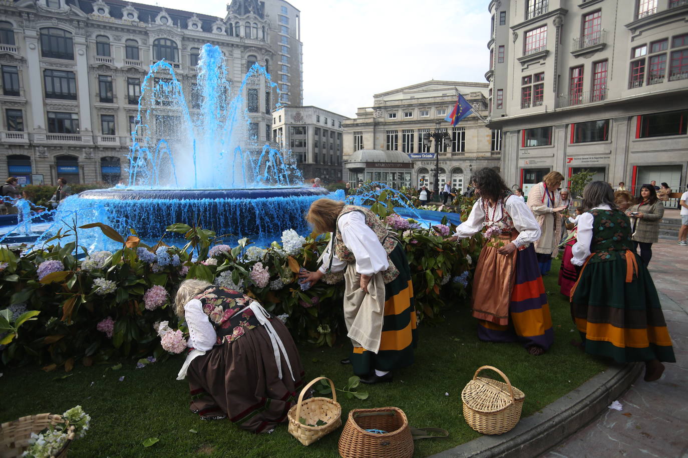 El Coru Muyeres de San Esteban enramó las fuentes del casco histórico de Oviedo