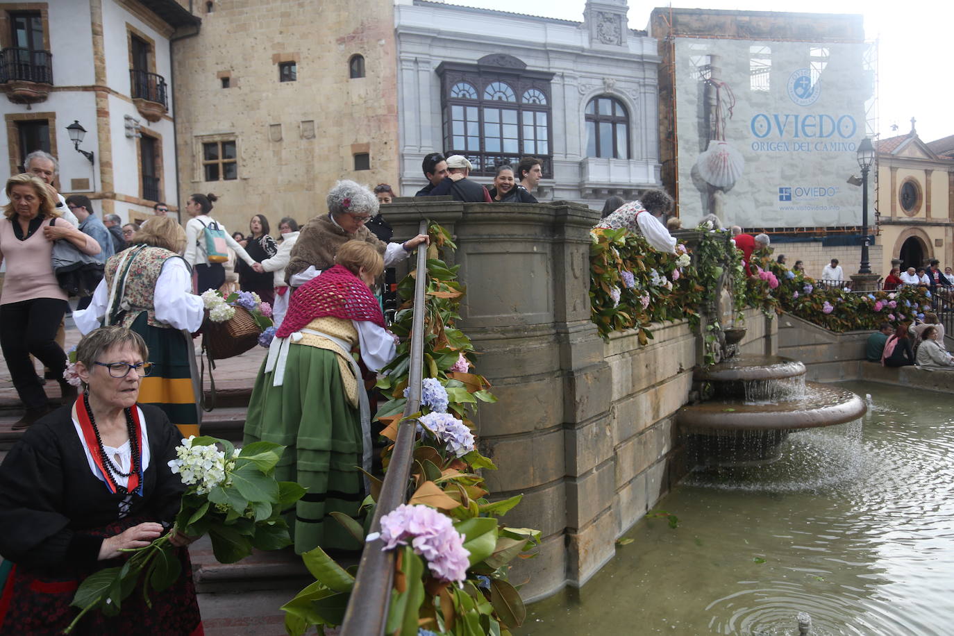 El Coru Muyeres de San Esteban enramó las fuentes del casco histórico de Oviedo