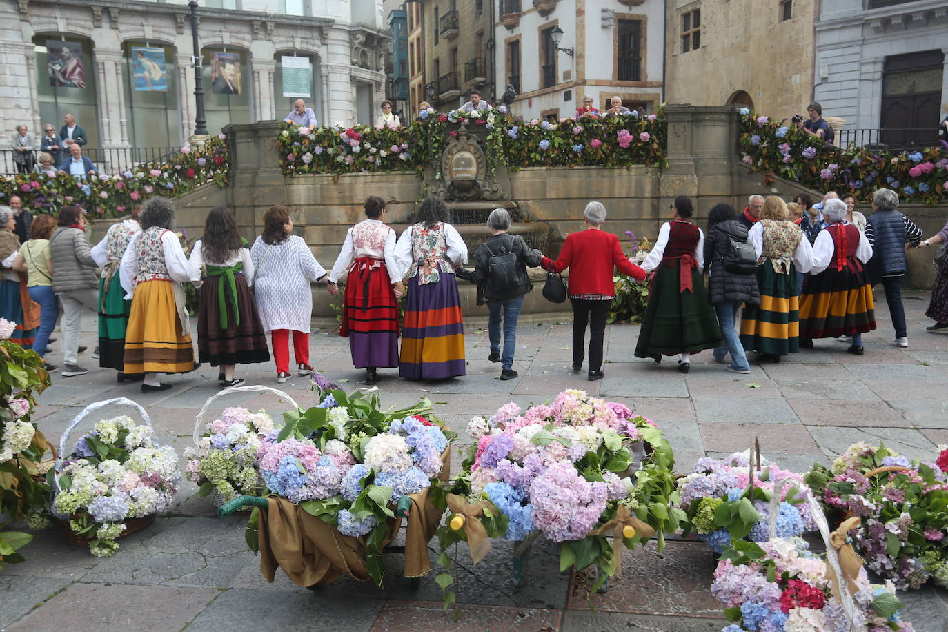 El Coru Muyeres de San Esteban enramó las fuentes del casco histórico de Oviedo