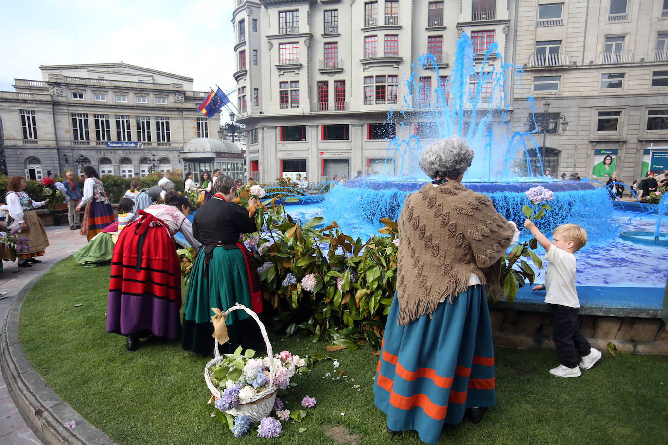 El Coru Muyeres de San Esteban enramó las fuentes del casco histórico de Oviedo