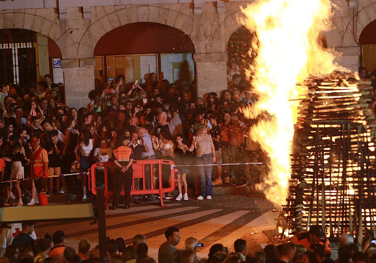 Hoguera de San Juan en Mieres en 2023.