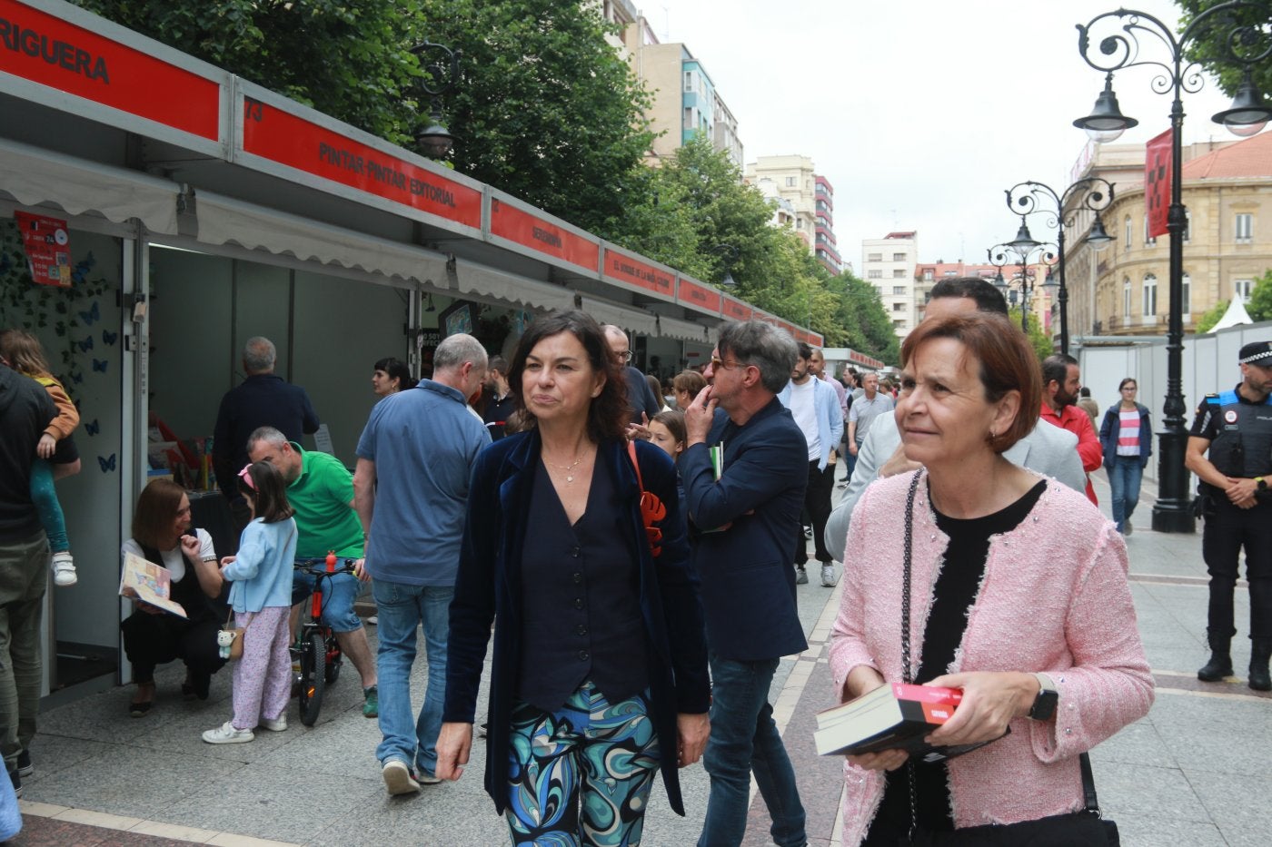 Montserrat López, Jaime Priede, Carmen Moriyón y Aitor Martínez (detrás de la alcaldesa), ayer, paseando por la FeLiX en la última jornada de esta edición. La regidora compró dos libros.