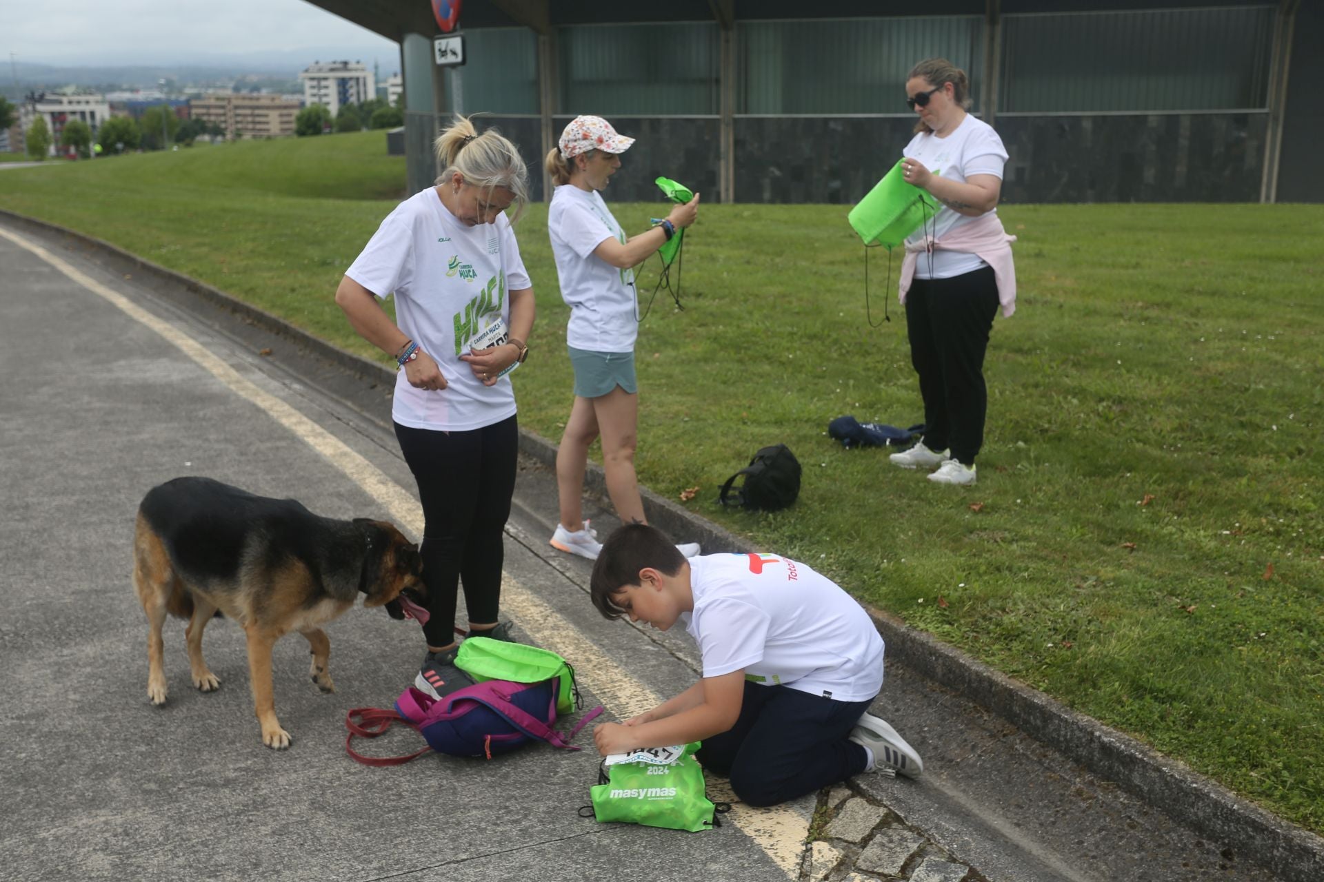 La carrera solidaria del HUCA, en imágenes