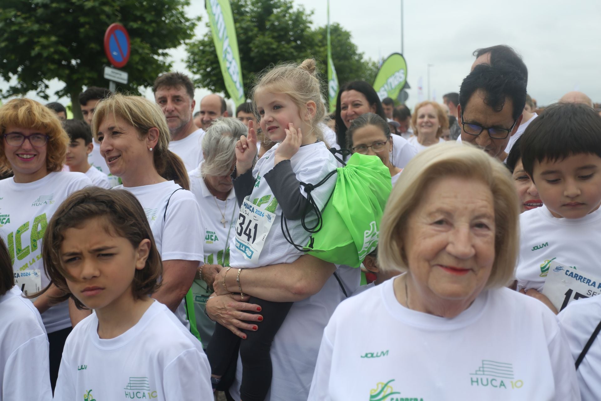 La carrera solidaria del HUCA, en imágenes