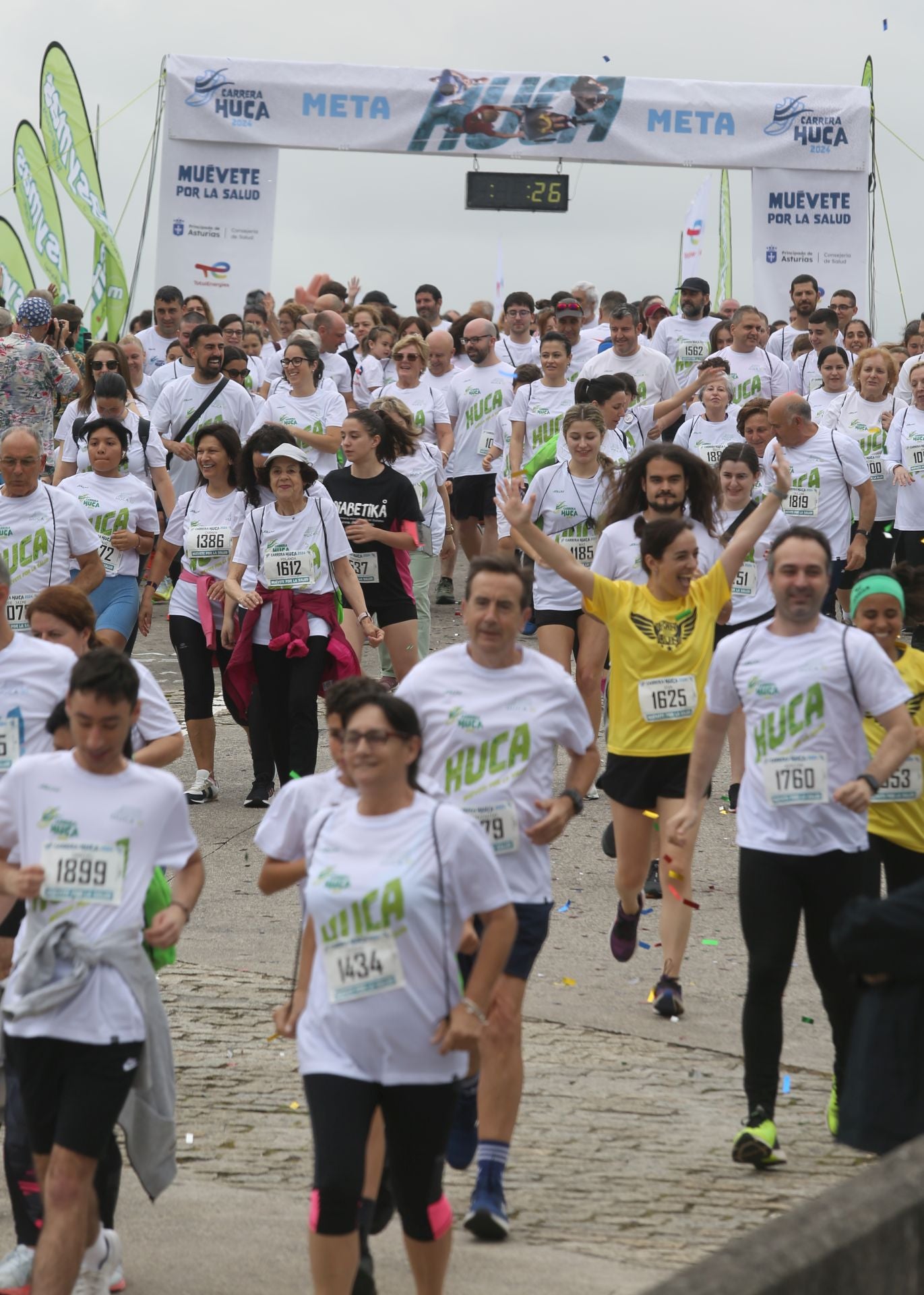 La carrera solidaria del HUCA, en imágenes