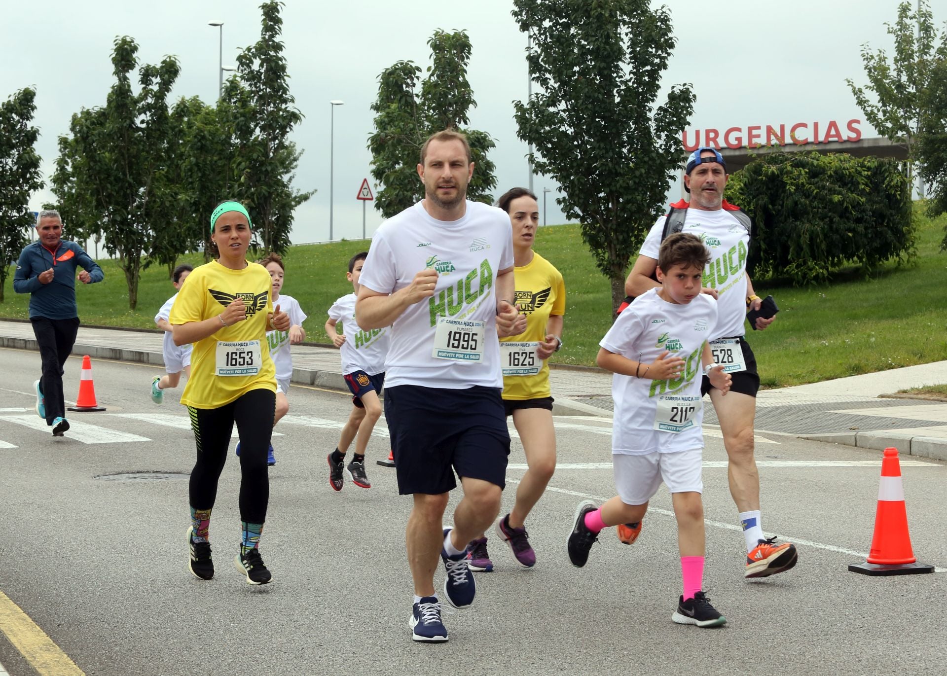 La carrera solidaria del HUCA, en imágenes