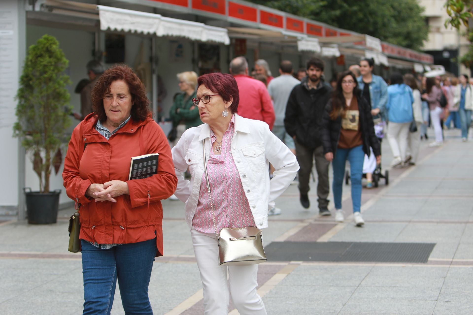 Las imágenes que deja la Feria del Libro de Gijón este domingo