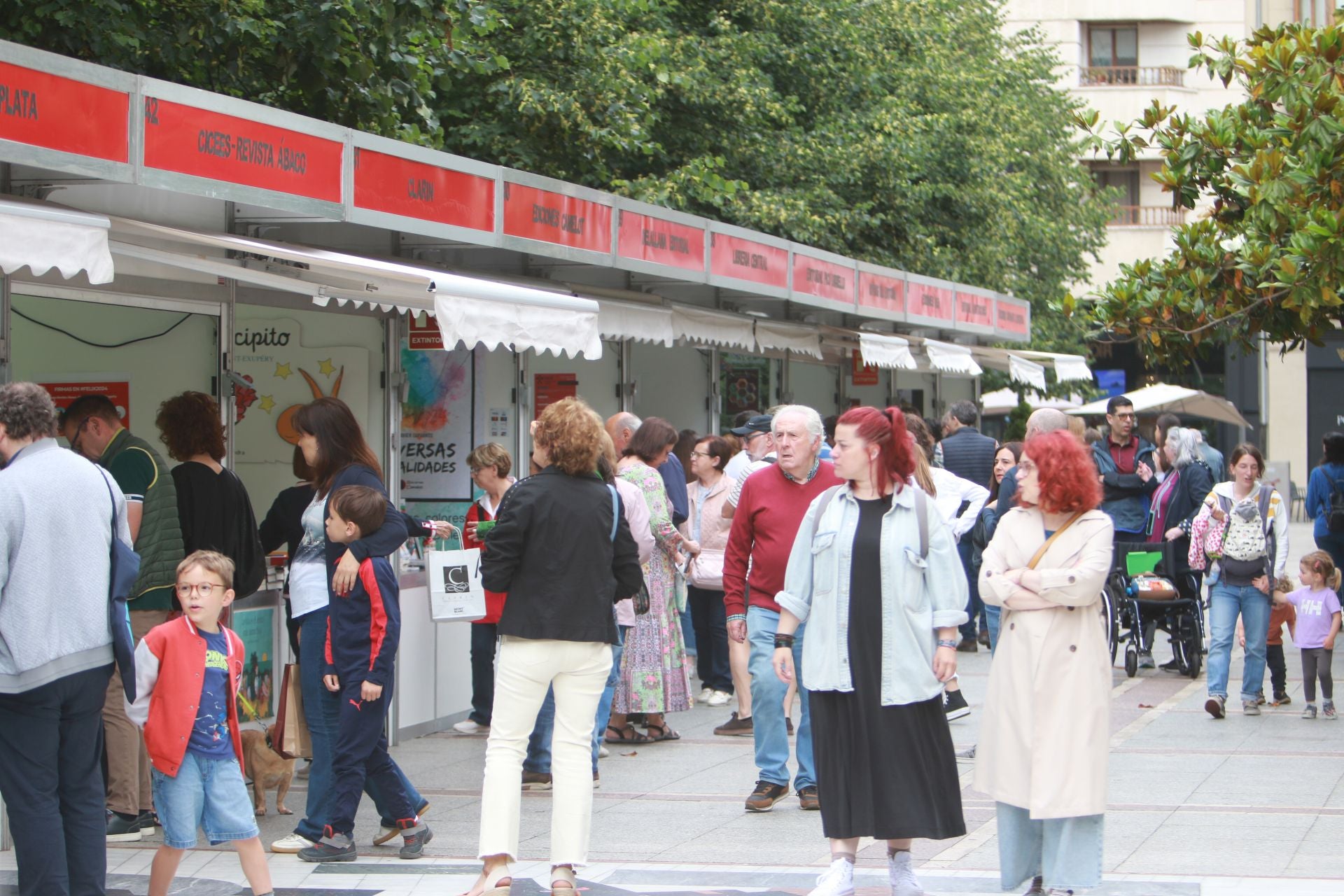 Las imágenes que deja la Feria del Libro de Gijón este domingo