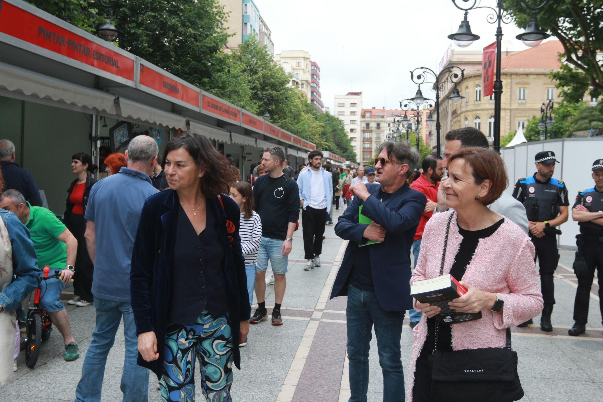 Las imágenes que deja la Feria del Libro de Gijón este domingo