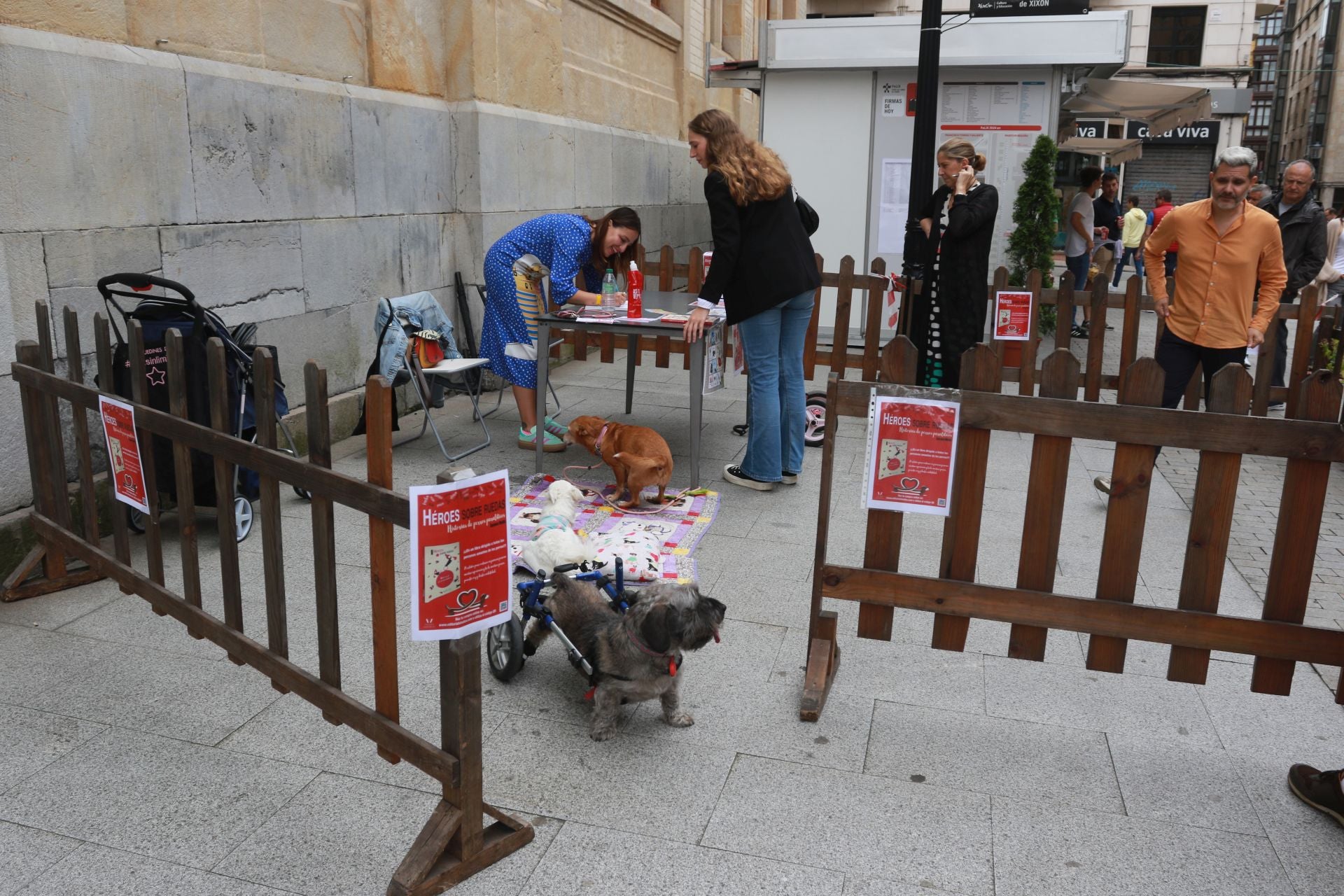 Las imágenes que deja la Feria del Libro de Gijón este domingo