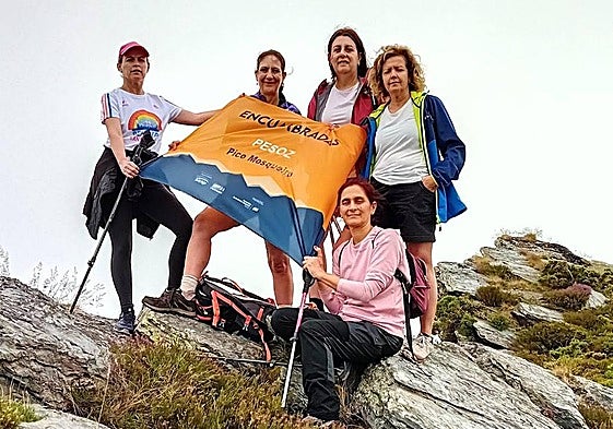 Encumbradas: las imágenes de cómo las mujeres conquistaron 78 cimas asturianas