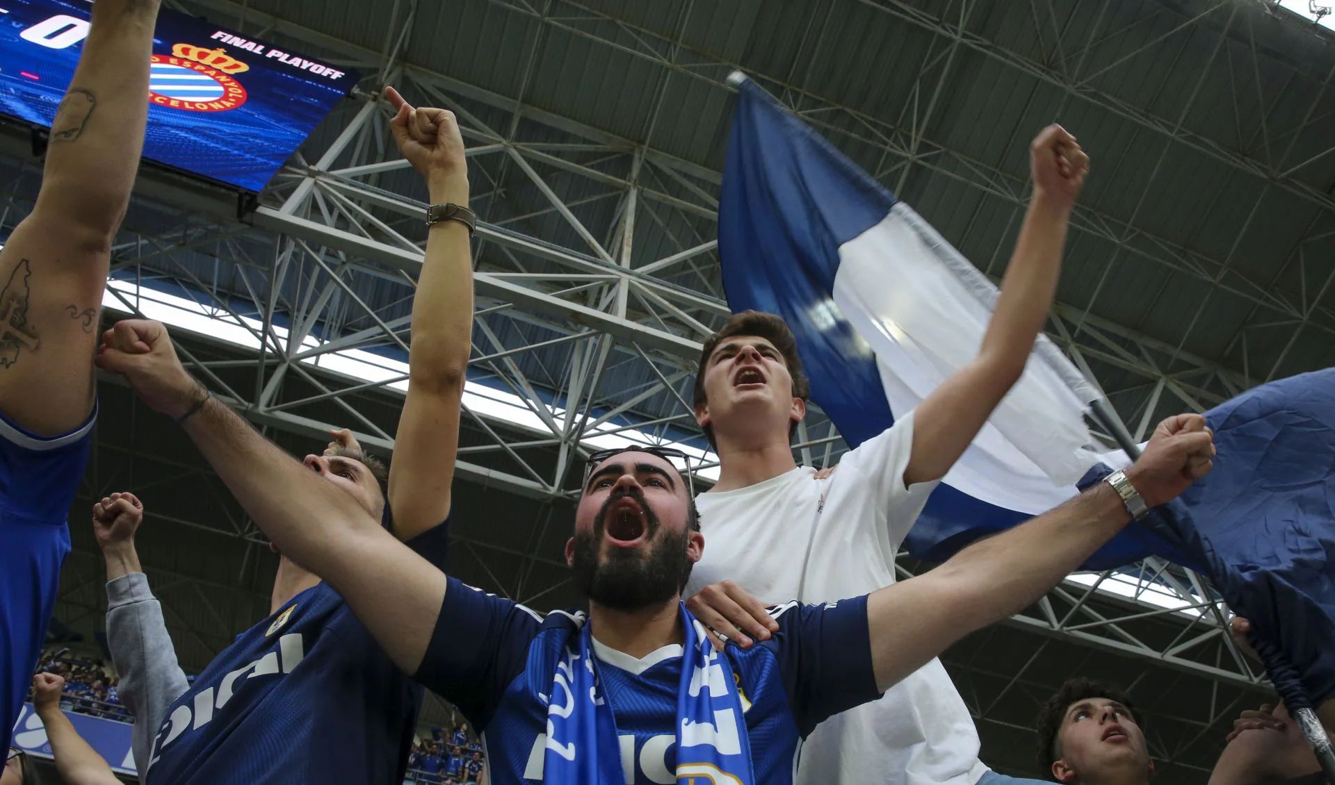 Aficionados del Real Oviedo en el partido de ida de 'play off' frente al Espanyol.