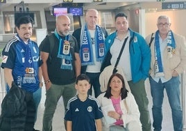 Aficionados del Oviedo, en el aeropuerto de Bilbao tras la cancelación de su vuelo.