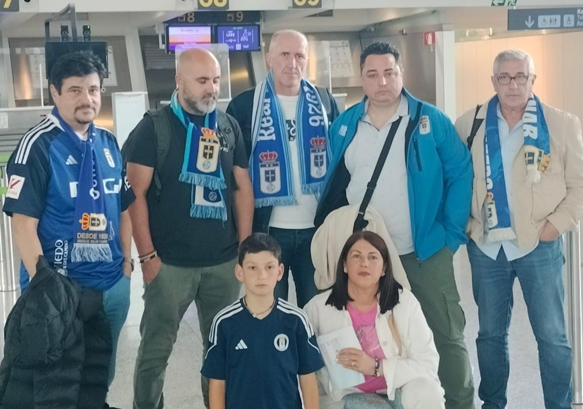 Aficionados del Oviedo, en el aeropuerto de Bilbao tras la cancelación de su vuelo.