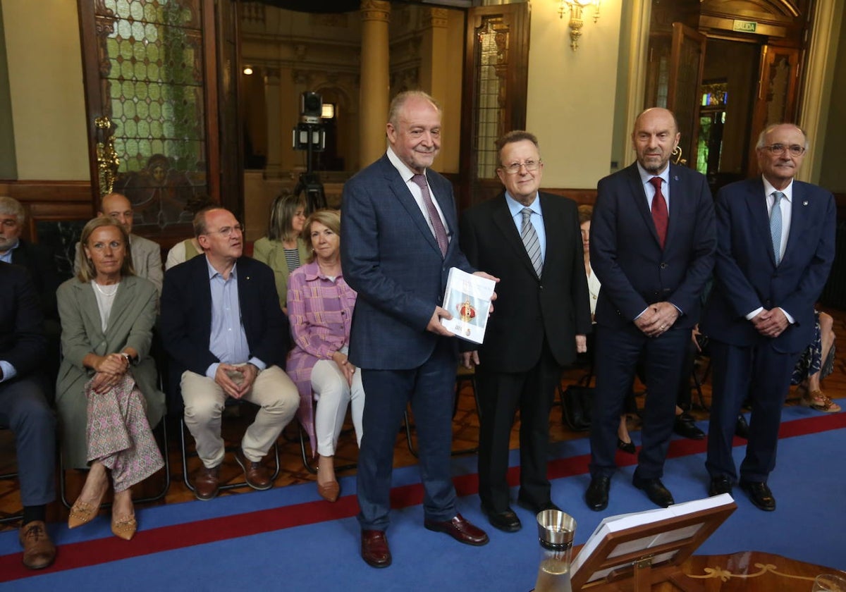 Leopoldo Tolivar, presidente de la Academia de Jurisprudencia de Asturias, Ramón Punset, Juan Cofiño y Benigno Pendás.