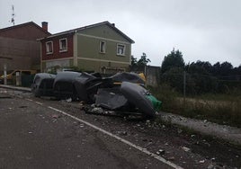 Contenedores destrozados tras ser embestidos por un turismo, en Roces.